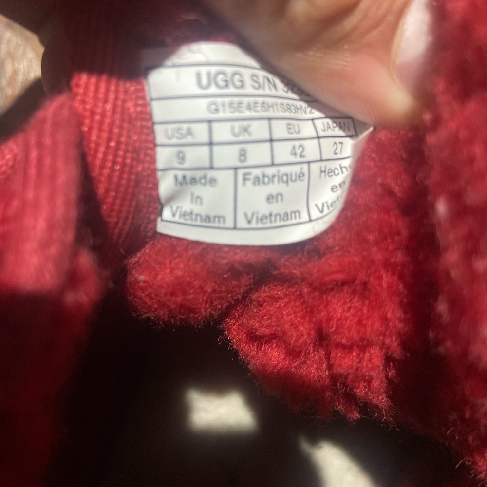 UGGS - Picture 2 of 4